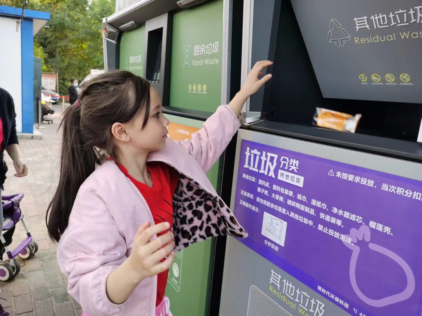 高科技與高顏值并存的智能垃圾分類箱，你身邊有了嗎？